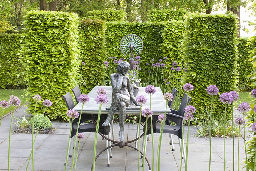 55821-fagus-beech-hedge-patio-outdoor-seating-table-statue-sculpture-modern-contemporary-garden-design