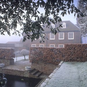 01058465-Fagus-beech-hedge-winter-frost-estate-cottage-wall-winter-leaves
