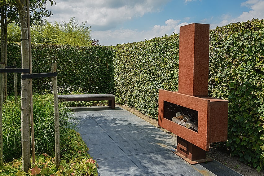 432537352-fagus-beech-privacy-hedge-patio-outdoor-living-fireplace-suburban-modern