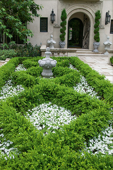 N1004180_140-Buxus-courtyard-country-garden