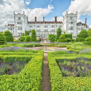 shutterstock_574030228-buxus-boxwood-knot-garden-historical-estate-park