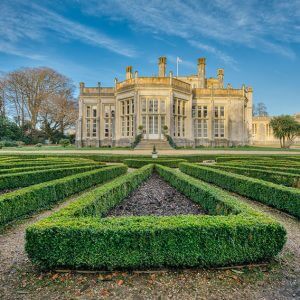 shutterstock_689474515-buxus-boxwood-formal-knot-garden-historic-estate